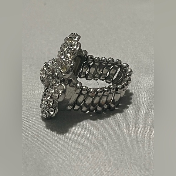 Paparazzi Elegant Silver Floral Ring - Picture 3 of 6